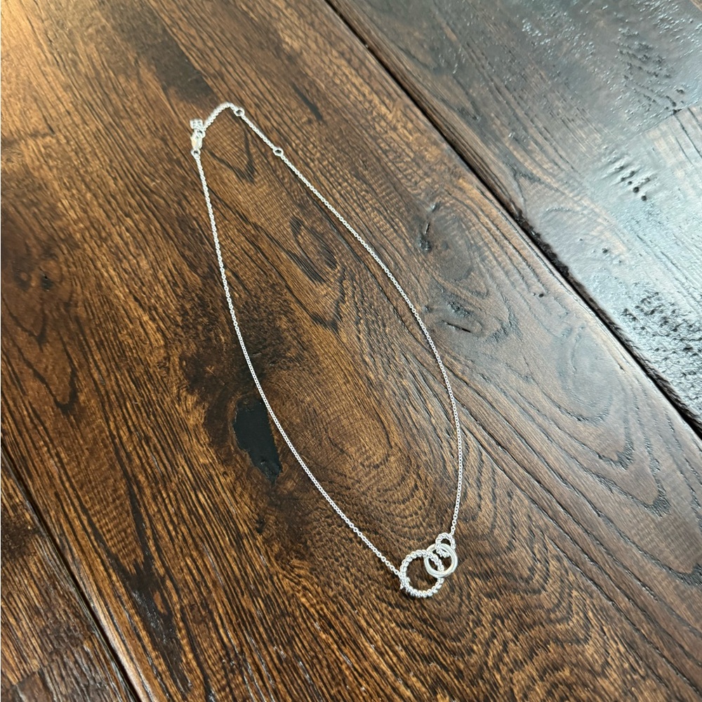NEW IN BOX Elegant Silver Interlocking Circles Necklace - Picture 7 of 15